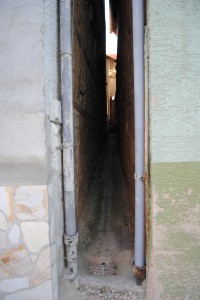 Hiding place: gap between two houses in a small German town