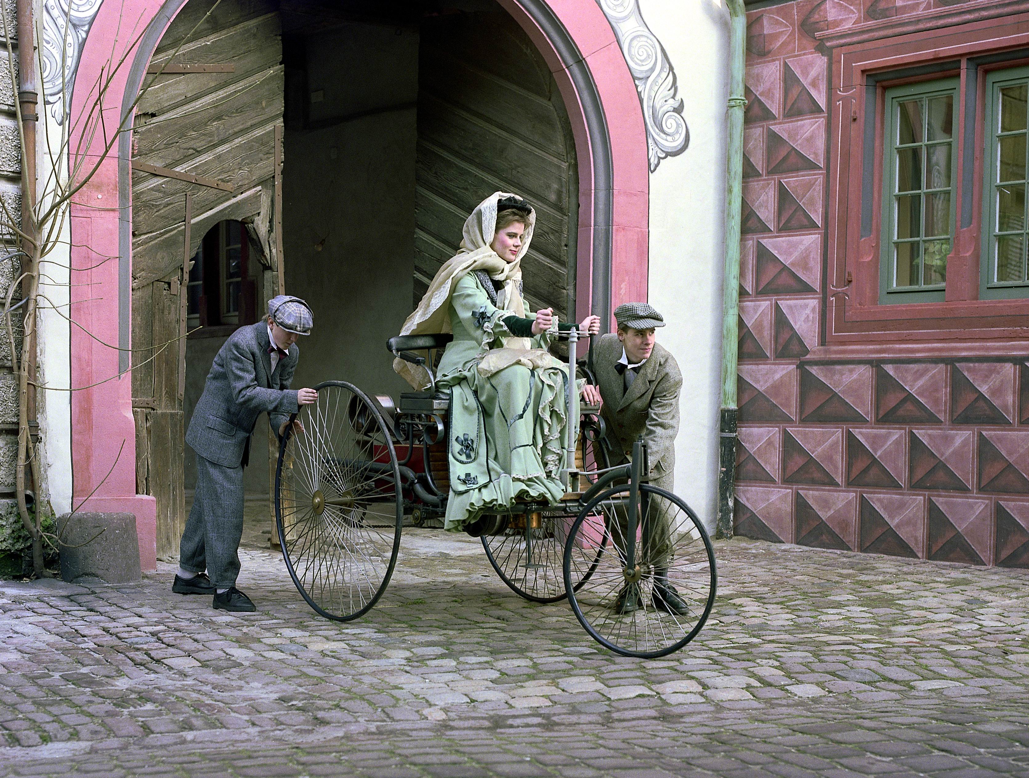 Bertha Benz with her sons Eugen and Richard during the long-distance journey from Mannheim to Pforzheim with the Benz Patent Motor Car in 1888. Reconstructed scene (push-starting the car) on celebrating the 100th anniversary of the motor vehicle’s first long-distance journey.