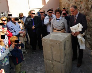 Bönnigheim's mayor unveiling a monument to the murder victim during a city tour in September 2015.