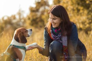 Author Eva Pretscher with her own dog.